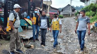 Usai Warga Kirim Jeruk ke Jokowi, BPJN dan Wabup  Tinjau Jalan Rusak di Karo