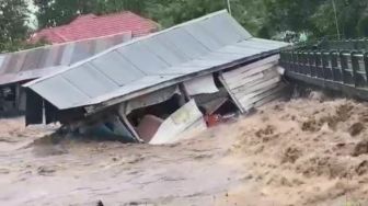 Detik-detik Rumah Hanyut Terbawa Arus Sungai di Soppeng, Hancur Tabrak Jembatan