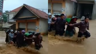 Demi Evakuasi Emak-emak, Polisi Totalitas Terjang Banjir sampai Basah Kuyup