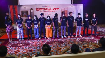 Para pemain film Srimulat : Hil Yang Mustahal ketika hadir menggunakan topeng bergambar wajah karakter Srimulat saat jumpa pers di Kebon Jeruk, Jakarta Barat, Senin (6/12/2021). [Suara.com/Alfian Winanto]