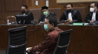 Terdakwa Azis Syamsuddin menjalani sidang perdana kasus suap mantan penyidik KPK AKP Stepanus Robin Pattuju alias Robin di Pengadilan Tipikor, Jakarta, Senin (6/12/2021). ANTARA FOTO/Aditya Pradana Putra