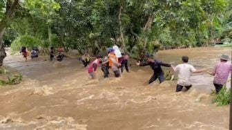 Banjir di Lombok, Haji Suri Hilang Setelah Rumahnya Terbawa Arus Sampai 1 Kilometer