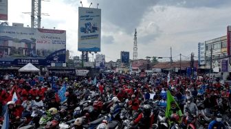 Ribuan Buruh Blokade Jalan di Depan Citra Raya, Akses Serang-Tangerang Lumpuh