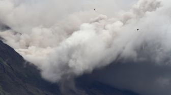 Awan panas meluncur dari kawah Gunung Semeru terlihat dari Pronojiwo, Lumajang, Jawa Timur, Senin (6/12/2021).  ANTARA FOTO/Ari Bowo Sucipto
