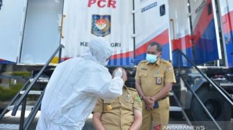 Mobile Laboratorium PCR Kemendagri Tiba, Gubernur Riau Beri Contoh Ikuti Tes Swab COVID-19