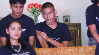 Aktor Bio One saat jumpa pers film Srimulat : Hil Yang Mustahal di Kebon Jeruk, Jakarta Barat, Senin (6/12/2021). [Suara.com/Alfian Winanto]