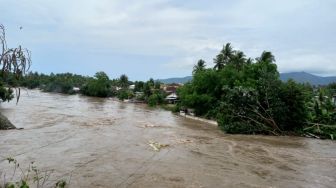 Tanggul Sungai Jebol Langsung Mengarah ke Pemukiman, Rumah Warga di Lombok Barat Amblas