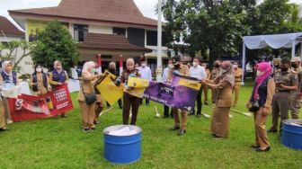 Bima Arya Bakar Ratusan Spanduk Iklan Rokok di Kota Bogor