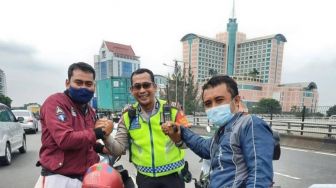 Berdedikasi, Driver Ojek Daring Ini Kembalikan Ponsel Paspampres yang Jatuh di Jalan