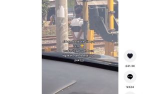 Takut Hitam Saat Menunggu Kereta Api Lewat, Aksi Bapak-bapak Ini Bikin Warganet Ngakak