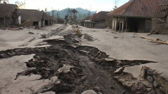 Deretan rumah yang hancur akibat terjangan material vulkanik gunung Semeru di desa Supiturang, Lumajang, Jawa Timur, Selasa (7/12/2021).  ANTARA FOTO/Ari Bowo Sucipto
