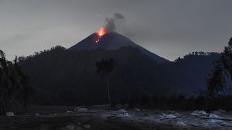 Gunung Semeru yang mengeluarkan lava pijar terlihat dari Desa Sumberwuluh, Lumajang, Jawa Timur, Senin (6/12/2021).  ANTARA FOTO/Zabur Karuru