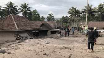 Kisah Warga Menyelamatkan Diri di Dalam Kamar Mandi Saat Awan Panas Semeru Meluluhlantakan Desanya