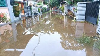 Petugas Sedot Air yang Genangi Rumah Warga di Lombok Barat