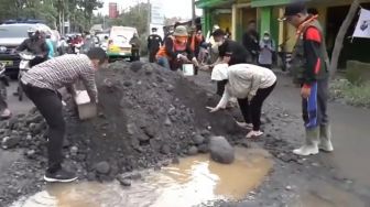 Mensos Risma Bantu Ratakan Tanah Pakai Tangan, Publik Ingatkan Ada Cangkul dan Sekop