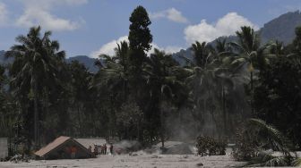 Tim SAR gabungan melakukan proses pencarian korban yang tertimbun material guguran awan panas Gunung Semeru di Desa Sumberwuluh, Lumajang, Jawa Timur, Selasa (7/12/2021). ANTARA FOTO/Zabur Karuru