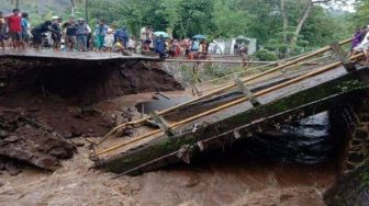 Gempa M 4,5 Guncang Bima NTB Pada Malam Hari Dan Banjir Sebabkan Jembatan Putus