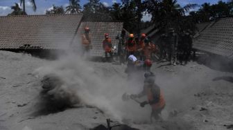 Tanah Panas Jadi Kendala Pencarian Korban Letusan Gunung Semeru, Alat Berat Tak Berarti