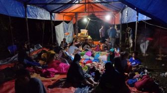 Pengungsi Banjir Lombok Bermalam di Tenda, Munasih : Saya Cuma Bawa Baju yang Saya Pakai