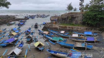 Pantai Selatan Dilanda Gelombang Tinggi, Nelayan Diimbau Tak Melaut