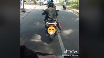 Pria Ini Ungkap Kekesalannya Gegara Ulah Pemotor Berteduh saat Lampu Merah