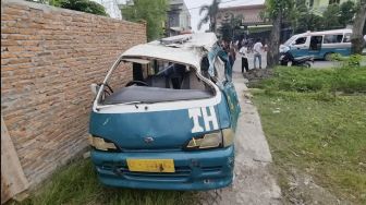 Angkot di Medan Tabrak Trotoar Jalan hingga Terguling, Ibu dan Anak Terluka