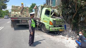 Tiba-tiba Oleng, Truk Pengangkut Semen Tabrak Rumah Warga di Jalan Srandakan