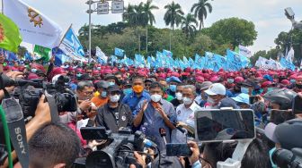 Gabung Massa Buruh Tolak Omnibus Law Cipta Kerja, Partai Buruh Pimpinan Said Iqbal Ikut Geruduk Gedung DPR