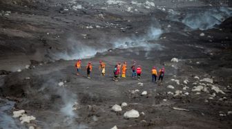 Banjir Lahar Dingin Gunung Semeru Menerjang Kawasan Lumajang