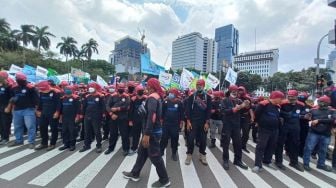 Ribuan Buruh Sudah Menyemut di Patung Kuda, Jalan Menuju Istana dan MK Ditutup Polisi