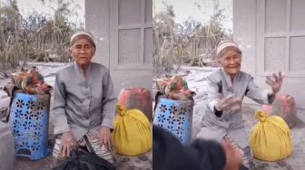 Viral Nenek-nenek Jadi Orang Terakhir yang Bertahan di Lokasi Erupsi Semeru