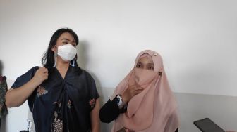 Gugat Jokowi hingga Puan, Korban Pinjol Kecewa Sidang Ditunda: Anak Saya Sakit di Rumah!