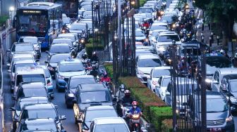 Sejumlah kendaraan terjebak kemacetan di kawasan Kuningan, Jakarta, Selasa (7/12/2021).  ANTARA FOTO/Rivan Awal Lingga