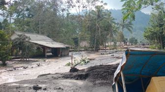 Evakuasi Warga, Mobil Relawan Sempat Terjebak Banjir Lahar Gunung Semeru