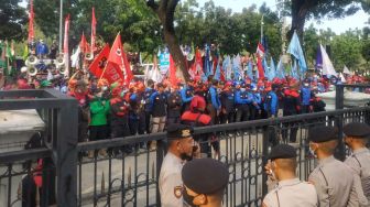 Habis dari Gedung MK, Giliran Kantor Anies Digeruduk Massa Buruh