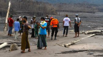Wisatawan melihat dari dekat lokasi bencana letusan gunung Semeru di dusun Sumbersari, Pronojiwo, Lumajang, Jawa Timur, Kamis (9/12/2021). ANTARA FOTO/Ari Bowo Sucipto