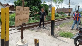 Detik-detik Driver Ojol Ditabrak Kereta Api di Perlintasan Jalan Pajajaran Bandar Lampung