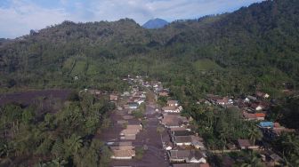 Foto udara kondisi pemukiman warga yang banjir dan terendam pasir di Dusun Kamar Kajang, Candipuro, Lumajang, Jawa Timur, Kamis (9/12/2021). ANTARA FOTO/Zabur Karuru
