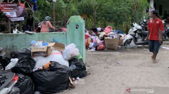 Jembatan Terputus, Penanganan Sampah Lokasi Pengungsian Pronojiwo Dibantu Pemkab Malang