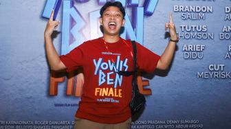 Aktor Bayu Eko Moektito atau Bayu Skak ketika ditemui saat gala premiere film 'Yowis Ben Finale' di Kuningan, Jakarta Selatan, Kamis (9/12/2021). [Suara.com/Alfian Winanto]