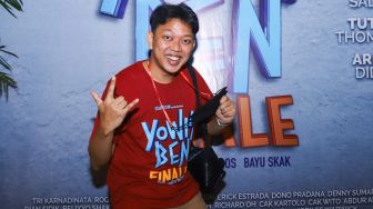 Aktor Bayu Eko Moektito atau Bayu Skak ketika ditemui saat gala premiere film 'Yowis Ben Finale' di Kuningan, Jakarta Selatan, Kamis (9/12/2021). [Suara.com/Alfian Winanto]