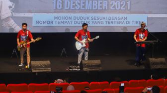 Aksi panggung para pemain film 'Yowis Ben Finale' bermain musik saat gala premiere di Kuningan, Jakarta Selatan, Kamis (9/12/2021). [Suara.com/Alfian Winanto]