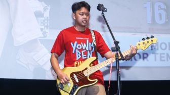 Aksi Bayu Eko Moektito atau Bayu Skak bermain musik saat gala premiere film 'Yowis Ben Finale' di Kuningan, Jakarta Selatan, Kamis (9/12/2021). [Suara.com/Alfian Winanto]