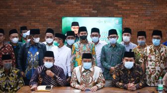 Calon Ketua Umum Pengurus Besar Nahdlatul Ulama (PBNU) Said Aqil Siraj (tengah) berfoto bersama para pengurus wilayah NU usai memberikan keterangan pers di Jakarta, Rabu (8/12/2021).  ANTARA FOTO/Rivan Awal Lingga