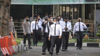 Mantan penyidik Komisi Pemberantasan Korupsi (KPK) Novel Baswedan (tengah) bersama sejumlah mantan pegawai KPK bersiap mengikuti pelantikan di Mabes Polri, Jakarta, Kamis (9/12/2021). ANTARA FOTO/Dhemas Reviyanto