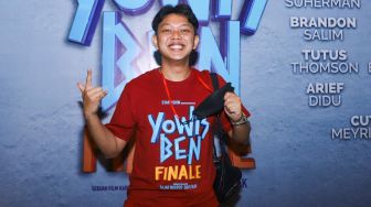 Aktor Bayu Eko Moektito atau Bayu Skak ketika ditemui saat gala premiere film 'Yowis Ben Finale' di Kuningan, Jakarta Selatan, Kamis (9/12/2021). [Suara.com/Alfian Winanto]