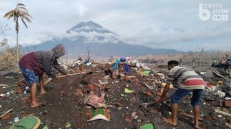 Kisah Warga Supiturang Menggali Harta Bendanya yang Tertimbun Abu dan Lahar Erupsi Semeru