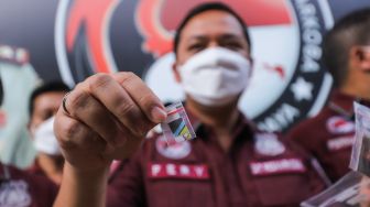 Kasubdit I Resnarkoba Polda Metro Jaya AKBP Ferry Nur Abdullah menunjukkan barang bukti narkoba jenis Lysergic Acid Diethylamide (LSD) milik aktor Jeff Smith saat konferensi pers di Ditres Narkoba Polda Metro Jaya, Jakarta Selatan, Kamis (9/12/2012). [Suara.com/Alfian Winanto]