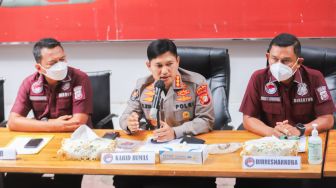 Kabid Humas Polda Metro Jaya Kombes E Zulpan (tengah) saat konferensi pers terkait tertangkapnya kembali Aktor Jeff Smith di Ditres Narkoba Polda Metro Jaya, Jakarta Selatan, Kamis (9/12/2012). [Suara.com/Alfian Winanto]