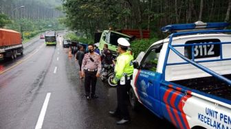 Diduga Ban Selip, Dua Truk Kontainer Terlibat Kecelakaan di Semarang